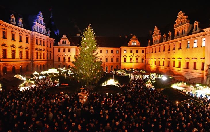 Weihnachtsmarkt auf Schloss St. Emmeram in Regensburg, Deutschland