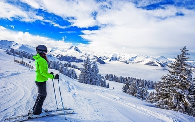 Skifahren in Kitzbühel Skigebiet in den Tiroler Alpen, Österreich