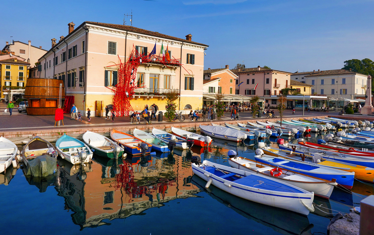 Hafen von Bardolino am Gardasee in der Region Venetien, Italien