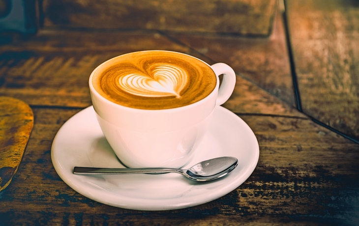 Drak-Ton-Filter, Close up weiße Kaffeetasse mit Herzform latt