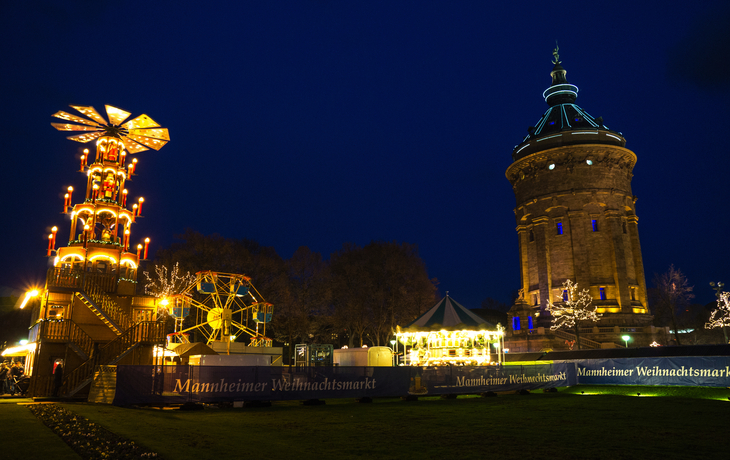 Mannheims Wasserturm zu Weihnachten