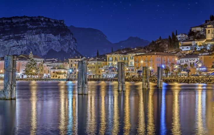 weihnachtliches Torbole in der Provinz Trentino am Gardasee, Italien