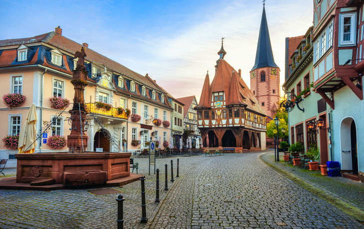 Michelstadt im Odenwald mit historischem Rathaus und Marktplatz 