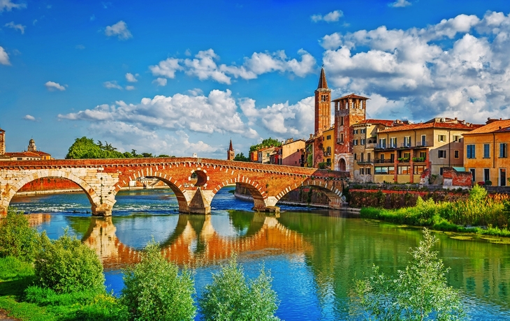 Brücke Ponte Pietra über den Fluss Etsch in Verona, Italien